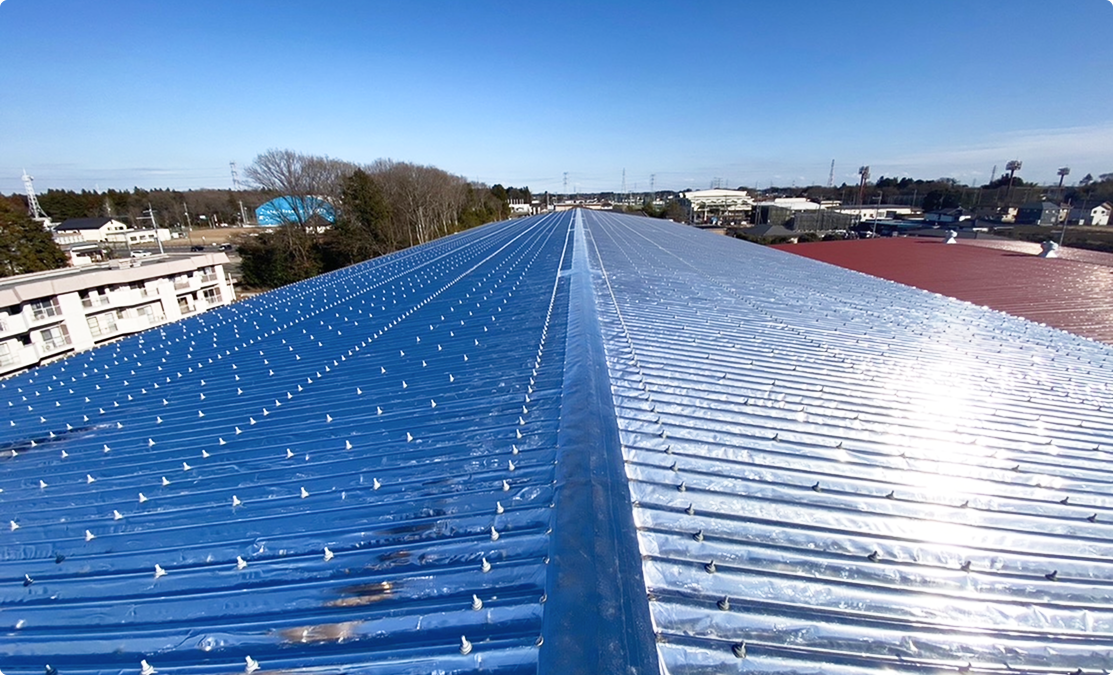 太陽光を反射する遮熱シートを施工した工場の屋根
