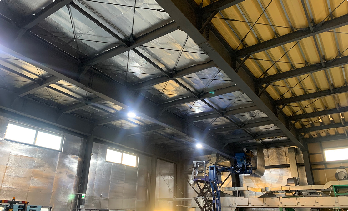 室内の暖かい空気を逃がさず保温する遮熱シート施工のイメージ