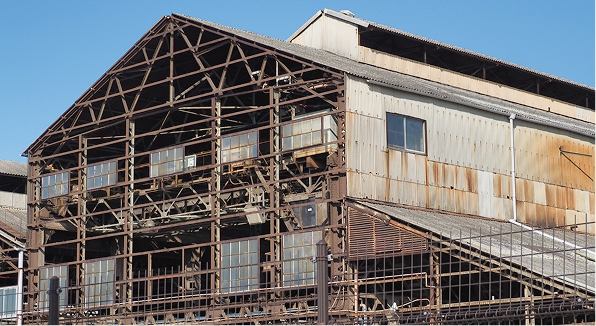屋根があるが壁面のない建物