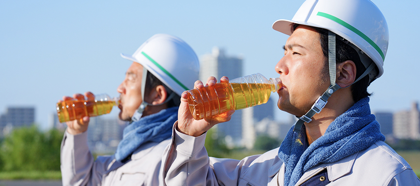 作業員が吸飲している様子