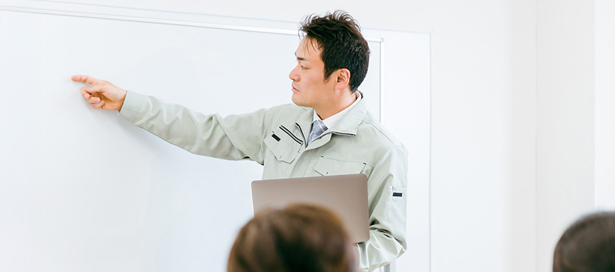作業員に教育研修をする監督者の姿