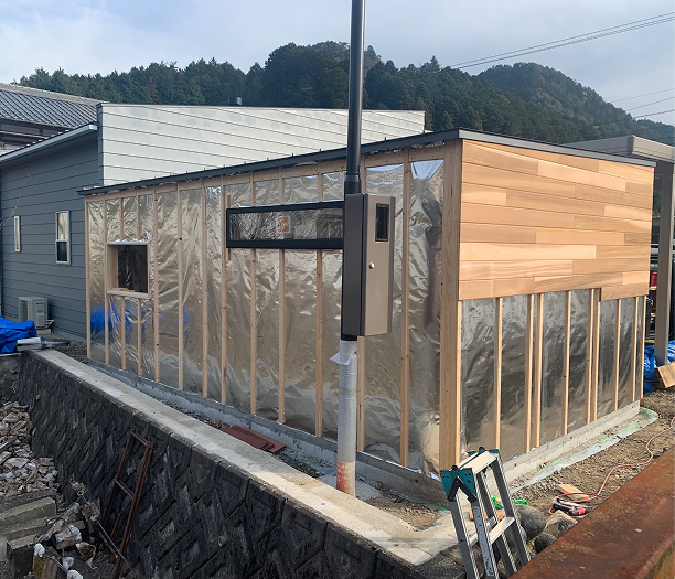 壁にサーモバリアを設置する建築途中の建物。
